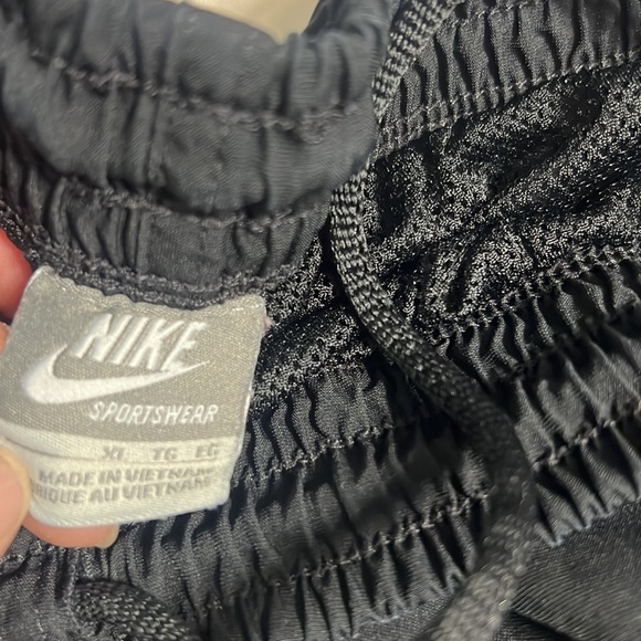 Excellent condition minus the end of the strings. Worn a few times last summer. - Picture 3 of 5